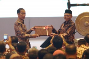 President Jokowi symbolically receives a password for e-LHKPN from Chairman of the Corruption Eradication Commission (KPK) Agus Rahardj at the Opening of the 12th Corruption Eradication National Conference as well as the Launching of e-LHKPN App at Bidakara Hotel, Pancoran, Tebet, South Jakarta, Monday (11/12). (Photo by: Ozi/Public Relations Division)