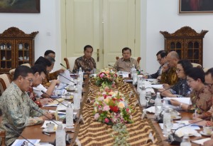 Presiden Jokowi saat menyampaikan pengantar pada Rapat Terbatas tentang Tindak Lanjut dari Program Dana Abadi Pendidikan, di Istana Kepresidenan Bogor, Jawa Barat, Rabu (27/12) sore. (Foto: Humas/Agung)