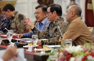 Cabinet Secretary attends the limited Cabinet Meeting on the Preparation of Christmas and New Year Celebration, at the Merdeka Palace, Monday (18/12). (Photo by: Public Relations Division/Rahmat)