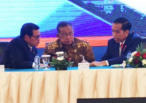 Presiden Jokowi berdiskusi dengan Menko Perekonomian dan Seskab saat menghadiri acara di Puri Agung Convention Hall, Hotel Grand Sahid Jaya, Jakarta Pusat, Selasa (12/12). (Foto: Humas/Rahmat).