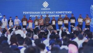President Jokowi joins a photo session with participants of the National Apprenticeship at the Work Training Development Unit (BBPLK) in Bekasi, West Java, Wednesday (27/12). (Photo by: Rahmat/Public Relations Division)