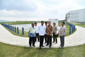 President Jokowi reviews the Sumatra Institute of Technology (Itera) campus in South Lampung, Sunday (21/1). (Photo: BPMI)