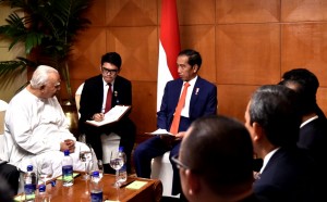 Presiden Jokowi menerima kunjungan kehormatan Pemimpin Oposisi Parlemen Sri Lanka Rajavarothiam Sampanthan di Hotel Hilton Colombo, Sri Lanka, Rabu (24/1). (Foto: BPMI)