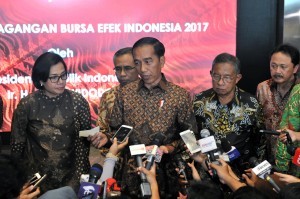 President Jokowi responds to reporters questions after the trade closing of the Indonesia Stock Exchange`s (IDX) for year 2017, at the Main Hall of IDX Building Jakarta, on Friday (29/12) 