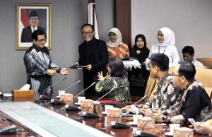 Cabinet Secretary Pramono Anung hands over DIPA 2018 to Deputy for Administrative Affairs Farid Utomo, at Building III of Ministry of State Secretariat, Jakarta, Monday (8/1) morning (Photo: JAY/ PR)