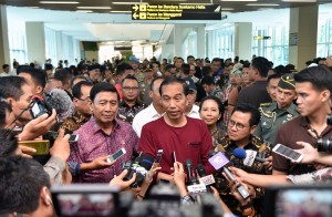 Presiden Jokowi menjawab pertanyaan wartawan usai mencoba kereta Bandara Soekarno Hatta