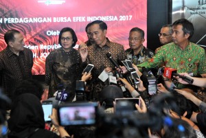 Presiden Jokowi menjawab pertanyaan wartawan usai mengikuti acara Penutupan Perdagangan BEI di Gedung Bursa Efek Jakarta, 29 Desember 2017