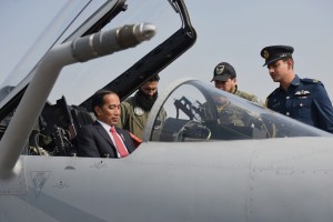 Presiden Jokowi saat mencoba naik pesawat tempur sebelum bertolak dari Pangkalan Udara Nur Khan, Islamabad, Pakistan, Sabtu (27/1). (Foto: Humas/Rahmat).