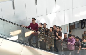 Presiden Jokowi didampingi Ketua Umum DPP PKB Muhaimin Iskandar menggunakan eskalator saat menuju Stasiun Kereta Bandara Soekarno Hatta, Tangerang, Banten, Selasa (2/1) siang. (Foto: JAY/Humas)