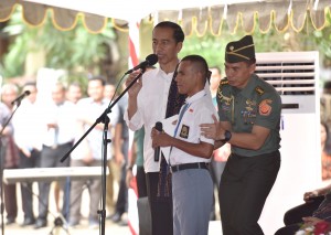 Presiden Jokowi berdialog dengan salah seorang siswa tunanetra, di SMK Negeri 3, Kupang, NTT, Senin (8/1) pagi. (Foto: Agung/Humas)