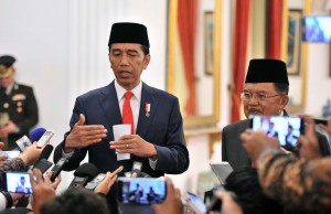 Presiden Jokowi didampingi Wapres Jusuf Kalla menjawab wartawan di Istana Negara, Jakarta, Rabu (17/1) siang. (Foto: JAY/Humas)