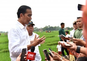Presiden Jokowi menjawab wartawan mengenai pertemuannya dengan nelayan, di Tegal, Jawa Tengah, Senin (15/1) siang. (Foto: Agung/Humas)