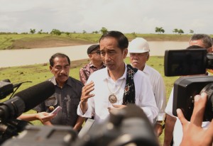 Presiden Jokowi menjawab pertanyaan wartawan usai melakukan peninjauan Embung Saina, di Desa Oelolot, Rote Barat, Rote, Selasa (9/1) pagi. (Foto: Humas/Rahmat)