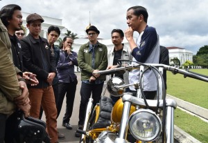Presiden Jokowi saat menerima motor kreasi anak bangsa di Istana Kepresidenan Bogor, Provinsi Jawa Barat, Sabtu (20/1). (Foto: BPMI)