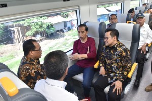 Presiden Jokowi dan Menhub mencoba kereta Bandara Soekarno Hatta