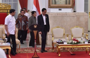 Presiden Jokowi didampingi Wapres Jusuf Kalla dan Seskab Pramono Anung saat memasuki ruangan untuk memimpin Sidang Kabinet Paripurna di Istana Negara, Jakarta, Rabu 3 Januari 2018 Pukul 14.00 WIB
