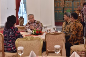Para Menteri berdiskusi sebelum Sidang Kabinet Paripurna di Istana Negara, Jakarta, Rabu 3 Januari 2018 Pukul 14.00 WIB
