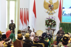 Presiden Jokowi saat memberikan sambutan dalam acara penerimaan audiensi Raja dan Sultan se-Indonesia di Istana Kepresidenan Bogor, Kamis, 4 Januari 2018.