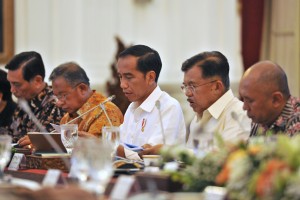Presiden Joko Widodo, didampingi Wapres Jusuf Kalla, saat memimpin Rapat Terbatas Peningkatan Investasi dan Perdagangan, 5 Januari 2017, Pukul 14.00 WIB di Istana Merdeka, Jakarta