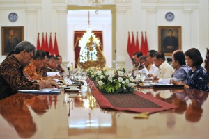 Presiden Joko Widodo saat memimpin Rapat Terbatas Peningkatan Investasi dan Perdagangan, 5 Januari 2017, Pukul 14.00 WIB di Istana Merdeka, Jakarta