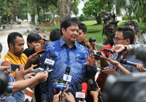 Menperin menajwab pertanyaan wartawan usai mengikuti Rapat Terbatas di Istana Merdeka, Jakarta, Jumat (5/1) sore. (Foto: Humas/Deni)