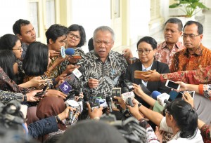 Menteri PUPR menjelaskan kepada wartawan mengenai 6 proyek yang didukung Pemerintah Jepang usai mendampingi Presiden di Istana Kepresidenan Bogor, Jawa Barat, Jumat (19/1). (Foto: Humas/Jay)