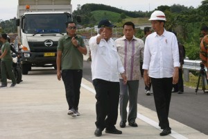 President Jokowi listens to Minister PUPRs explanation about toll road construction in Bakauheni, Lampung, Sunday (21/11) (Photo: PR/ Oji)