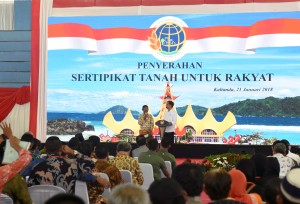 Presiden saat menyerahkan sertifikat di Gedung Olahraga (GOR) Wayhandak Jati, Kalianda, Lampung Selatan, Minggu (21/1). (Foto: Humas/Oji).