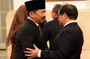 Seskab memberikan ucapan selamat kepada Kepala Badan Sandi dan Siber Djoko Setiono usai dilantik di Istana Negara, Jakarta, 3 Januari 2018.