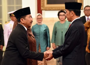 Presiden Jokowi memberikan ucapan selamat kepada Kepala Badan Sandi dan Siber Djoko Setiono usai dilantik di Istana Negara, Jakarta, 3 Januari 2018.