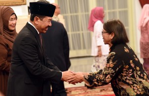 Waseskab memberikan ucapan selamat kepada Kepala Badan Sandi dan Siber Djoko Setiono usai dilantik di Istana Negara, Jakarta, 3 Januari 2018.