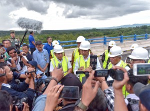 Presiden menjawab pertanyaan wartawan usai meresmikan pengisian Bendungan Raknamo dan dua PLBN, di Kupang, Nusa Tenggara Timur, Selasa (9/1) sore. (Foto: Humas/Agung)