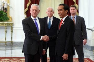 Presiden Jokowi menerima kunjungan Menteri Pertahanan AS James Matis, di Istana Merdeka, Jakarta, Selasa (23/1) siang. (Foto: Rahmat/Humas)