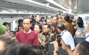 Presiden Jokowi naik Kereta Bandara di Stasiun Kerata Bandara, Cengkareng, Tangerang, Banten, Selasa (2/1) pagi. (Foto: JAY/Humas)