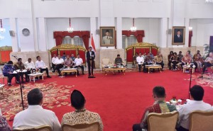 Presiden Jokowi memberikan arahan pada Sidang Kabinet Paripurna, di Istana Negara, Jakarta, Rabu (3/1) siang. (Foto: JAY/Humas)