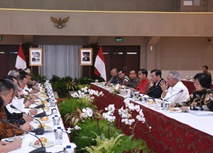 President Jokowi, accompanied by a number of Ministers, meets with environmentalists, in Bandung, West Java, Tuesday (16/1) evening. (Photo: Anggun/PR)