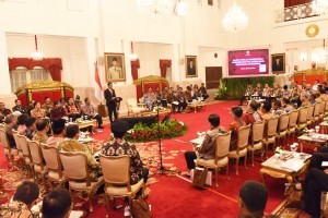 President Jokowi gives directions at the Government Working Meeting on the Accelerated Implementation of Doing Business in the Region, at the State Palace, Jakarta, Tuesday (23/1). (Photo: Rahmat/PR).