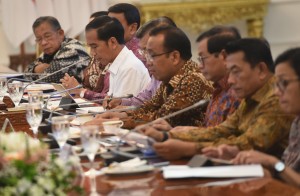 Presiden Jokowi didampingi Wapres Jusuf Kalla memimpin rapat terbatas Pendirian Universitas Islam Internasional Indonesia, di Istana Merdeka, Kamis (18/1) siang. (Foto: Rahmat/Humas)