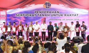 Presiden Jokowi didampingi Menteri ATR/Kepala BPN dan Gubernur Sumsel berfoto bersama tokoh agama yang menerima sertifikat untuk tempat ibadah, di Palembang, Sumsel, Senin (22/1) pagi. (Foto: Anggun/Humas)