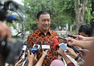 Kepala BKPM menjawab pertanyaan wartawan kepada wartawan usai Rapat Terbatas di Istana Merdeka, Jakarta, Jumat (5/) sore. (Foto: Humas/Deni)