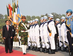 Presiden Jokowi sedang memeriksa pasukan dalam upacara kenegaraan usai tiba di Bandar Udara Internasional Hazrat Shahjalal, Dhaka, Bangladesh, Sabtu (27/1) sore. (Foto: Humas/Murti)