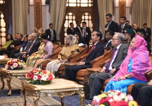 Presiden Jokowi dan Ibu Negara Iriana menyaksikan pertunjukan di Darbar Hall, Dhaka, Sabtu (27/1). (Foto: Humas/Nia)