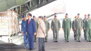 Presiden Jokowi dan Wapres JK meninjau pengiriman bantuan untuk Rohingya di Pangkalan TNI AU Halim Perdanakusuma, Jakarta, Rabu (24/1) pagi. (Foto: Istimewa)