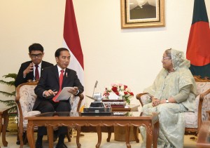 Presiden Jokowi berbincang dengan PM Hasina, di Dhaka, Bangladesh, Minggu (28/1) pagi. (Foto: Humas/Nia)