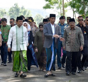 Presiden Jokowi didampingi Gubernur Jawa Timur Soekarwo saat kunjungan kerja ke Situbondo, Sabtu (3/2). (Foto: BPMI)