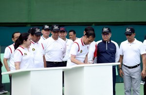 President Jokowi signs an inauguration inscription of the Renovated Gelora Bung Karno Tennis Court, Senayan, Jakarta, on Saturday (3/2)