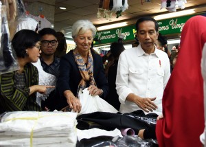 Presiden Jokowi didampingi Menkeu Sri Mulyani mengajak Managing Director IMF Christine Lagarde (tengah) blusukan ke Pasar Tanah Abang, Jakarta, Senin (26/2) siang. (Foto: Nia/Humas)