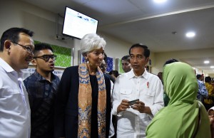 Presiden Jokowi mendampingi Managing Director IMF Christine Lagarde blusukan ke RSPP, Jakarta, Senin (26/2) siang. (Foto: Nia/Humas)