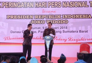 Presiden Jokowi berdialog saat Puncak Peringatan Hari Pers Nasional (HPN) 2018, di Pantai Cimpago, Padang, Sumatra Barat (Sumbar), Jumat (9/2). (Foto: Humas/Anggun)