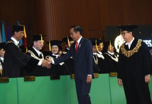 Presiden Jokowi memberikan ucapan selama pada para Guru Besar Universitas Indonesia, di Depok, Jawa Barat, Jumat (2/2) pagi. (Foto: Deny S/Humas)